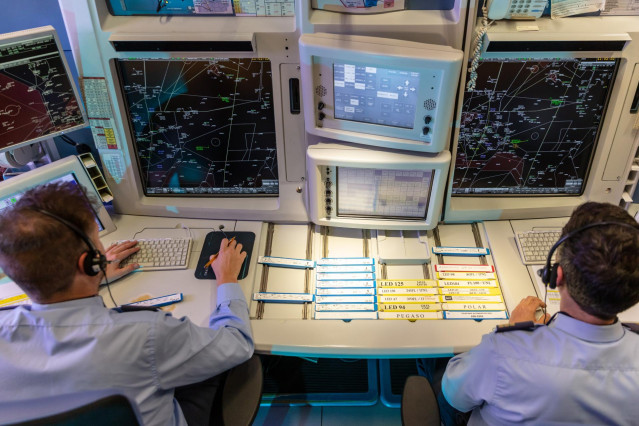 Archivo - Controladores militares en el Centro de Control de Enaire en Madrid