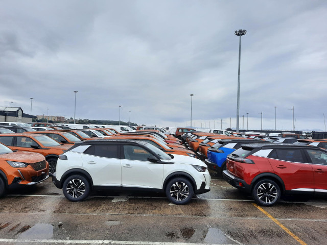 Automóviles producidos en Stellantis Vigo listos para su exportación.