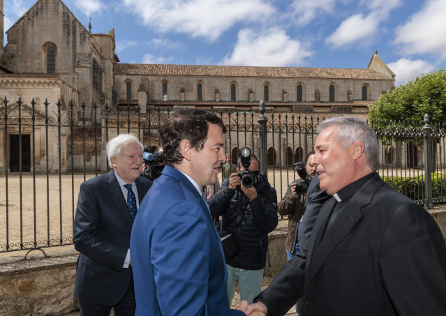 Mañueco saluda al arzobispo de Burgos.