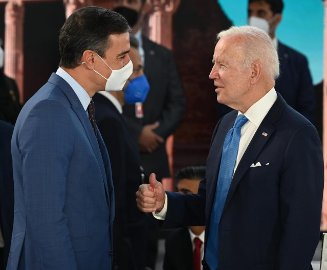 Archivo - El presidente del Gobierno, Pedro Sánchez, conversa con el presidente de Estados Unidos, Joe Biden, durante la cumbre del G20 en Roma