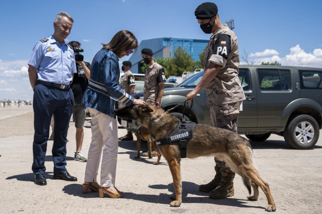 La ministra de Defensa, Margarita Robles, saluda durante su visita a la base aérea de Torrejón de Ardoz para conocer los preparativos de la Cumbre de la OTAN, a 27 de junio de 2022, en Torrejón de Ardoz, Madrid (España)