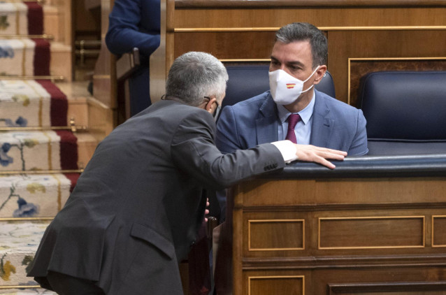 Archivo - El presidente Pedro Sánchez, conversa con el ministro del Interior, Fernando Grande-Marlaska, en el Congreso