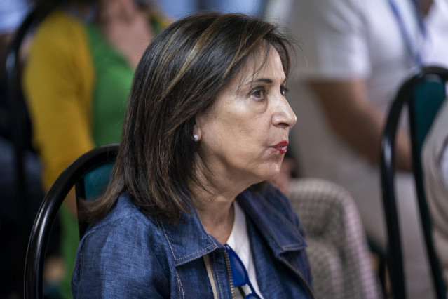 La ministra de Defensa, Margarita Robles, durante su visita a la base aérea de Torrejón de Ardoz para conocer los preparativos de la Cumbre de la OTAN, a 27 de junio de 2022