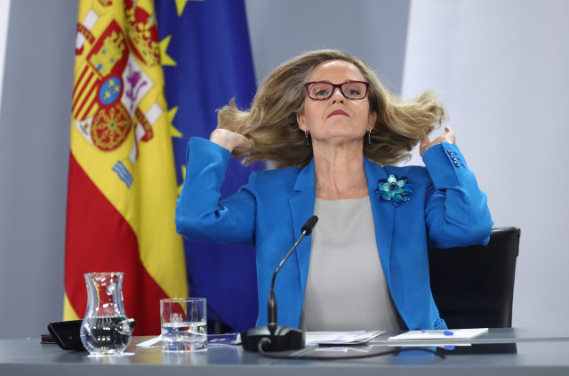 La vicepresidenta primera y ministra de Economía y Transformación Digital, Nadia Calviño, a su llegada a una comparecencia tras la reunión del Consejo de Ministros en Moncloa, a 27 de junio de 2022, en Madrid (España).