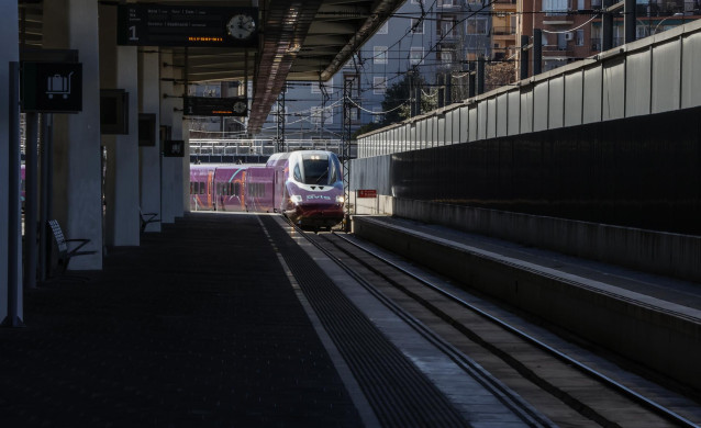 Archivo - El tren Avlo llega a la estación de Joaquín Sorrolla