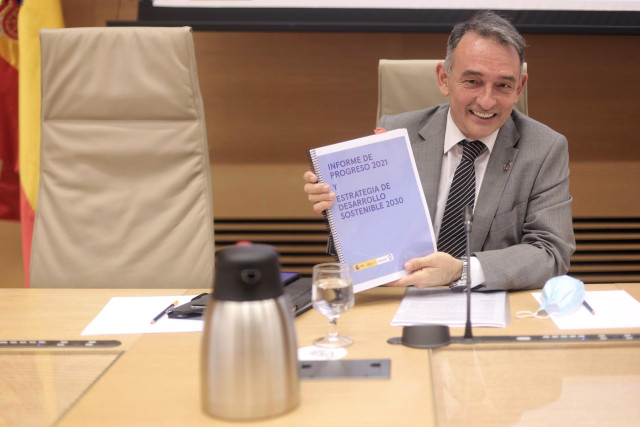 Archivo - El secretario de Estado de Agenda 2030, Enrique Santiago, muestra un cuaderno a su llegada a la Comisión Mixta para la Coordinación y Seguimiento de la Estrategia Española para alcanzar los Objetivos de Desarrollo Sostenible (ODS), a 28 de junio