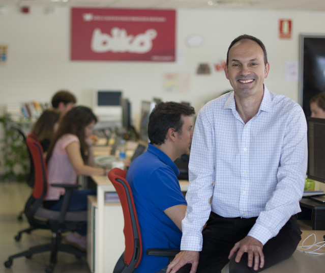 Archivo - El consejero delegado de Biko, Diego Cenzano, y su equipo