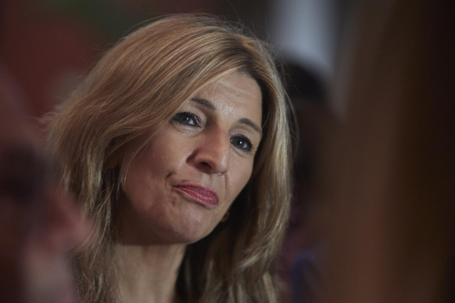 La vicepresidenta segunda del Gobierno, Yolanda Díaz, atiende a los medios de comunicación antes de participar en el encuentro organizado por Economistas contra la crisis en la sede de la Fundación Cajasol, a 15 de junio del 2022 en (Sevilla, Andalucía)