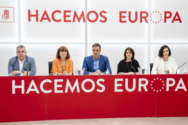 El secretario de Organización, Santos Cerdán; la presidenta del PSOE, Cristina Narbona; el presidente del Gobierno, Pedro Sánchez; la vicesecretaria general del PSOE, Adriana Lastra; en una reunión de la Ejecutiva Federal del PSOE.