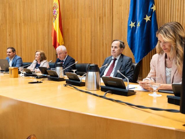 La presidenta de la AIReF, Cristina Herrero (2ª por la izquierda), en su comparecencia ante la Comisión de Hacienda y Función Pública del Congreso