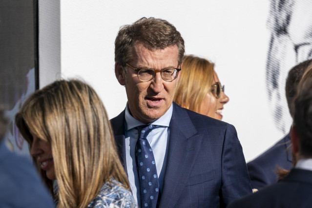 El presidente del Partido Popular, Alberto Núñez Feijóo, a su llegada a una conferencia, en la Sede de La Razón, a 27 de junio de 2022, en Madrid (España). La aparición se produce en el ciclo ‘La Razón de…’ que organiza el periódico La Razón.