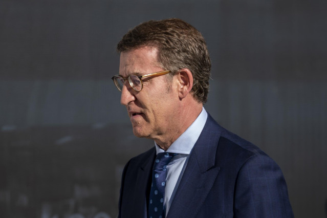 El presidente del Partido Popular, Alberto Núñez Feijóo, a su llegada a una conferencia, en la Sede de La Razón, a 27 de junio de 2022, en Madrid (España). La aparición se produce en el ciclo ‘La Razón de…’ que organiza el periódico La Razón.
