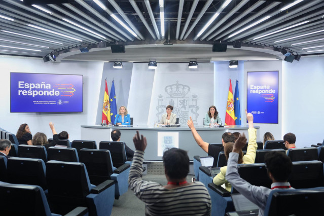 (I-D) La vicepresidenta primera y ministra de Economía y Transformación Digital, Nadia Calviño; la ministra Portavoz, Isabel Rodríguez; y la ministra de Igualdad, Irene Montero, en una comparecencia tras la reunión del Consejo de Ministros en Moncloa.