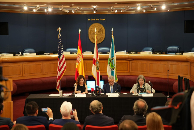 La presidenta de la Comunidad de Madrid, Isabel Díaz Ayuso, se reúne con representantes del Condado de Miami Dade y llevar a cabo intercambios culturales, educativos y económicos.