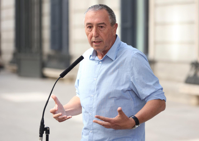 El portavoz de Compromís en el Congreso, Joan Baldoví, interviene en una rueda de prensa al mismo tiempo que se celebra una sesión plenaria, en el Congreso de los Diputados, a 22 de junio de 2022, en Madrid (España). Se trata del primer pleno tras las ele
