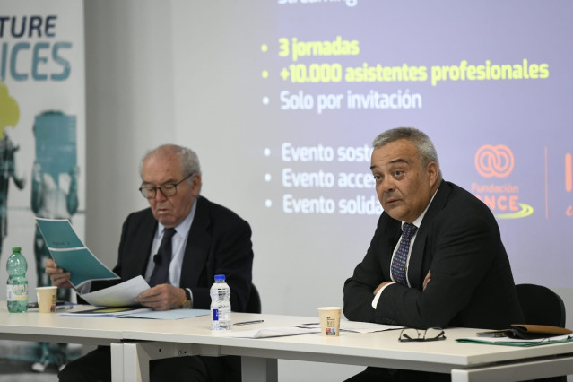 El presidente de DigitalEs, Eduardo Serra, y el director general, Victor Calvo Sotelo, en una rueda de prensa para presentar el Summit 2022 DigitalEs que se celebra entre el 6 y el 8 de julio en Madrid.