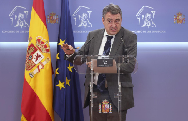 El portavoz del PNV en el Congreso, Aitor Esteban, interviene en una rueda de prensa previa a una Junta de Portavoces, en el Congreso