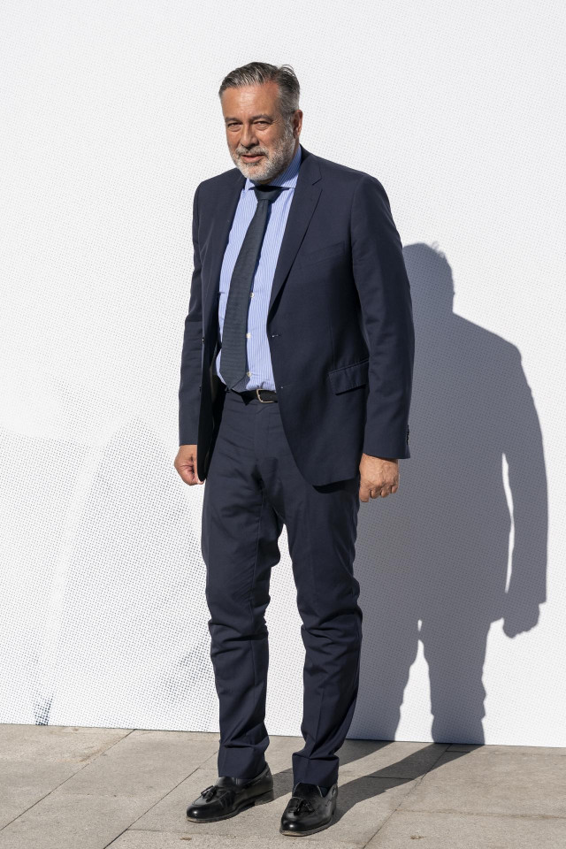 El consejero de Presidencia, Justicia e Interior, Enrique López, posa a su llegada a una conferencia, en la Sede de La Razón, a 27 de junio de 2022, en Madrid (España). La aparición se produce en el ciclo ‘La Razón de…’ que organiza el periódico La Razón.