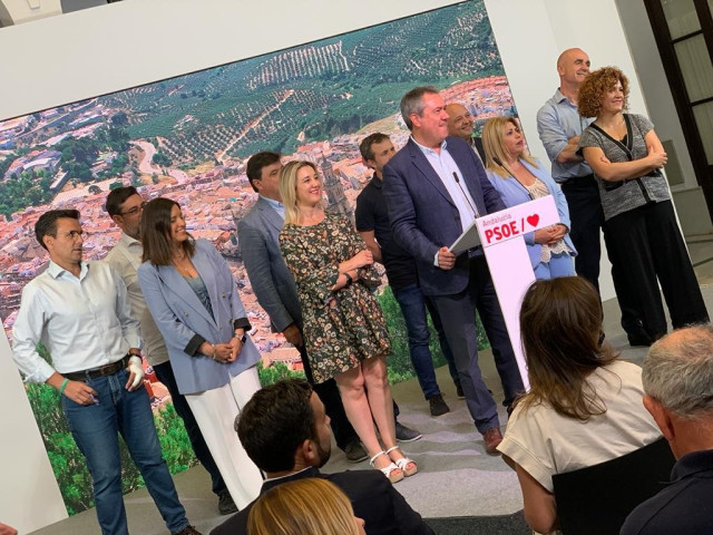 El secretario general del PSOE-A, Juan Espadas, en rueda de prensa junto a alcaldes socialistas de municipios de más de 50.000 vecinos.