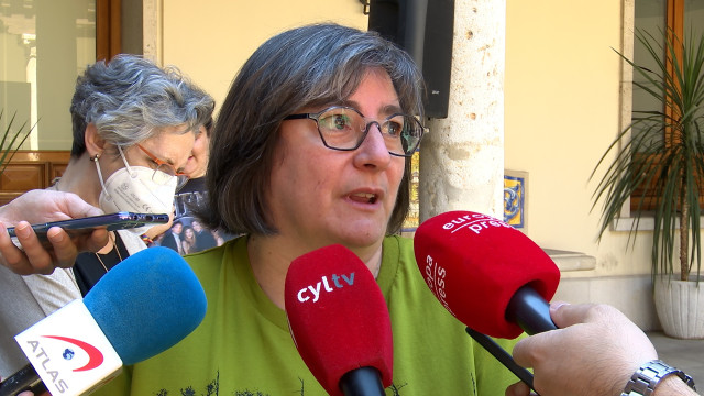 La presidenta de la Fundación Triángulo, Yolanda Rodríguez, atiende a los medios de comunicación tras el acto institucional en la Diputación de Valladolid.