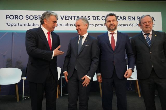 El consejero delegado de BME, Javier Hernani (i1); el Lehendakari, Iñigo Urkullu (i2), y el presidente de la CNMV, Rodrigo Buenaventura (i3), posan durante  la jornada ‘Oportunidades del mercado de valores para las empresas del País Vasco’