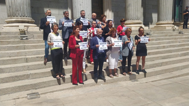 Diputados portan carteles con el lema 'Masacre en Melilla