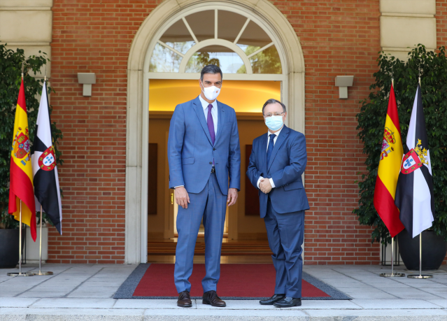 Archivo - El presidente del Gobierno, Pedro Sánchez (i), recibe al presidente de la Ciudad Autónoma de Ceuta, Juan Jesús Vivas (d), en La Moncloa, a 25 de agosto de 2021