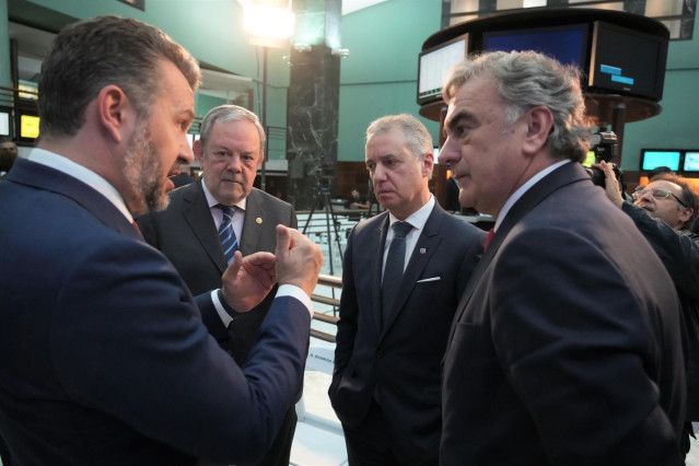 El Lehendakari, Iñigo Urkullu, junto al consejero de Economía y Hacienda, Pedro Azpiazu, atiende al presidente de la CNMV,  Rodrigo Buenaventura, y al consejero delegado de BME, Javier Hernani, en la Bolsa de Bilbao