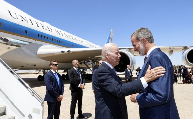 El Rey Felipe VI recibe al presidente de Estados Unidos, Joe Biden, a su llegada a la base aérea de Torrejón de Ardoz