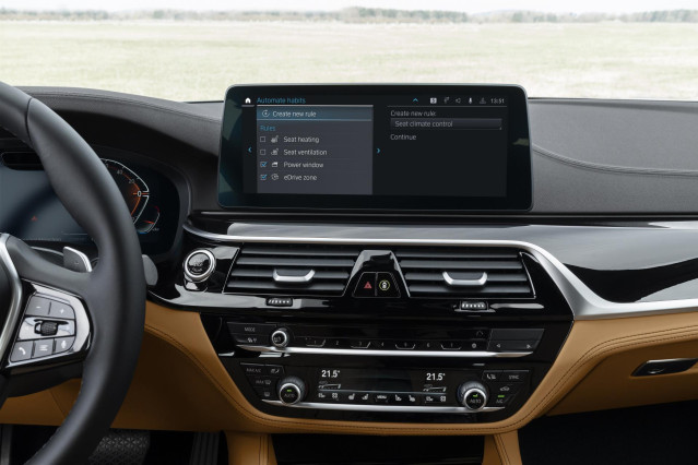 Archivo - Imagen de una pantalla en el interior de un modelo de BMW.