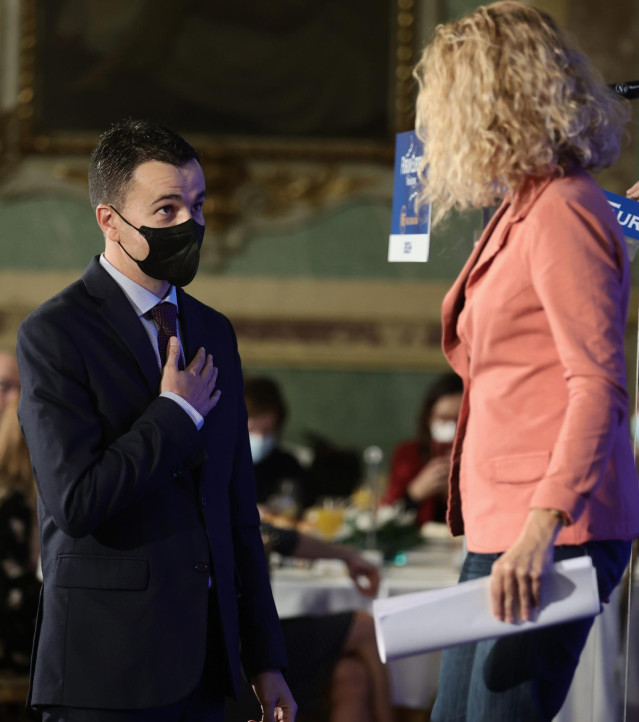 Archivo - El portavoz del Grupo Socialista, Héctor Gómez, saluda a la presidenta del Congreso, Meritxell Batet, en un Desayuno Informativo