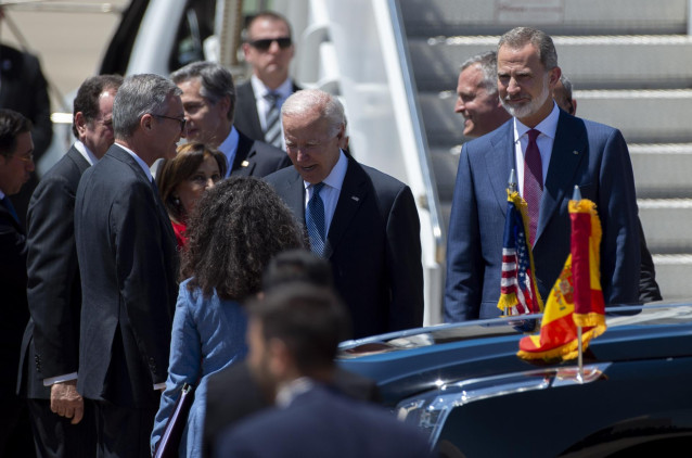 El Rey Felipe VI (d), recibe al presidente de EEUU, Joe Biden (i), a su llegada a la base aérea de Torrejón de Ardoz