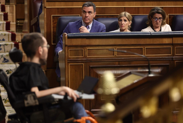 (I-D) El presidente del Gobierno, Pedro Sánchez;  la vicepresidenta segunda del Gobierno, Yolanda Díaz; y la vicepresidenta tercera, Teresa Ribera, observan al portavoz de Unidas Podemos, Pablo Echenique, a 8 de junio de 2022, en Madrid (España).