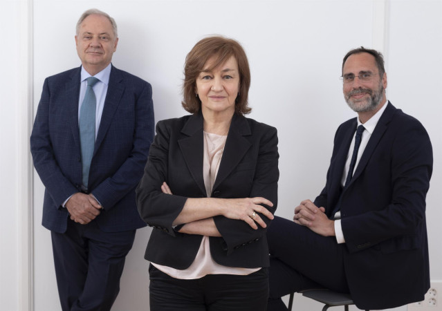 Archivo - Santiago de Torres, presidente ejecutivo de Atrys, Isabel Lozano, consejera delegada, y  José María  Huch, director de finanzas