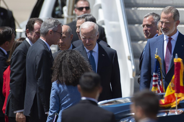 El Rey Felipe VI (d), recibe al presidente de EEUU, Joe Biden (i), a su llegada a la base aérea de Torrejón de Ardoz, a 28 de junio de 2022, en Torrejón de Ardoz, Madrid (España).