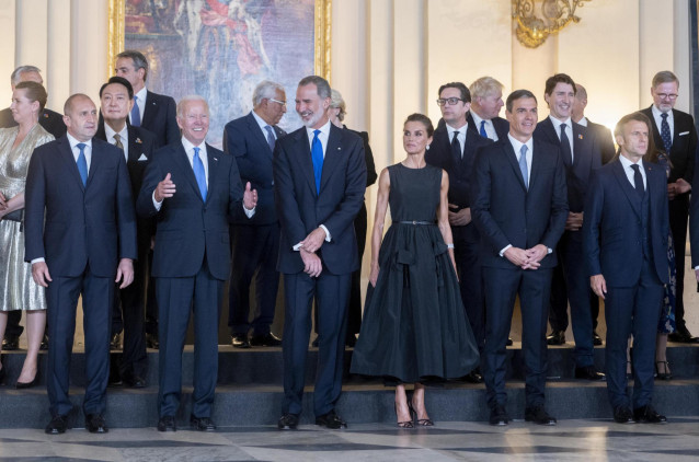 El presidente de los Estados Unidos, Joe Biden (2i); el Rey Felipe VI (c); la reina Letizia (3d); el presidente del Gobierno, Pedro Sánchez (2d), y el presidente de Francia, Emmanuel Macron (1d),