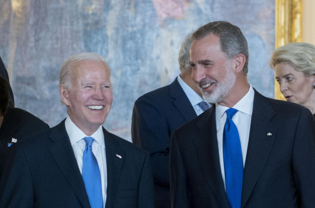 El presidente de los Estados Unidos, Joe Biden (i), y el Rey Felipe VI (d) a su llegada a la cena de Gala Real para los participantes de la Cumbre de la OTAN, en el Palacio Real, a 28 de junio de 2022, en Madrid (España).
