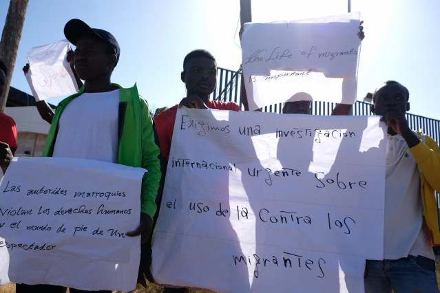Un grupo de migrantes de origen subsahariano con carteles, durante una concentración en las inmediaciones del CETI para protestar por los hechos ocurridos el pasado 24 de junio en Melilla, a 27 de junio de 2022, en Melilla (España).