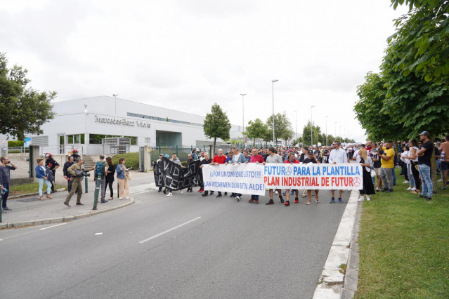 Varias personas, con pancartas que rezan 'Por un convenio justo' y 'Futuro para la plantilla' durante una manifestación en defensa del convenio de Mercedes Vitoria, en la factoría de Mercedes, a 22 de junio de 2022, en Vitoria, Álava, Euskadi (España). Un