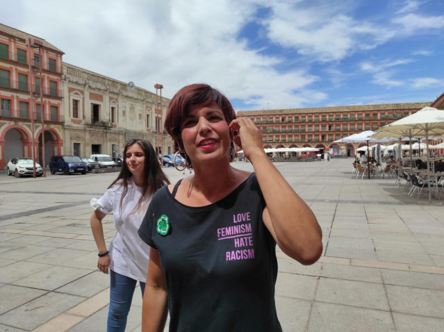 Teresa Rodríguez, en la Plaza de la Corredera de Córdoba, secundada por Marta Sánchez (Foto de archivo).
