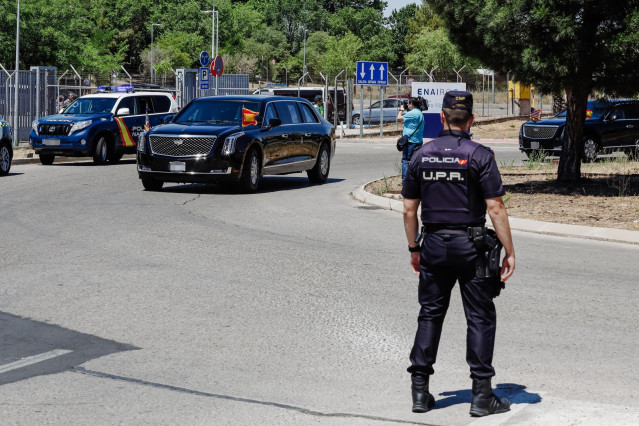 Imagen de recurso de un Policía junto al coche del presidente de Estados Unidos, Joe Biden, a su salida de la base aérea de Torrejón de Ardoz.