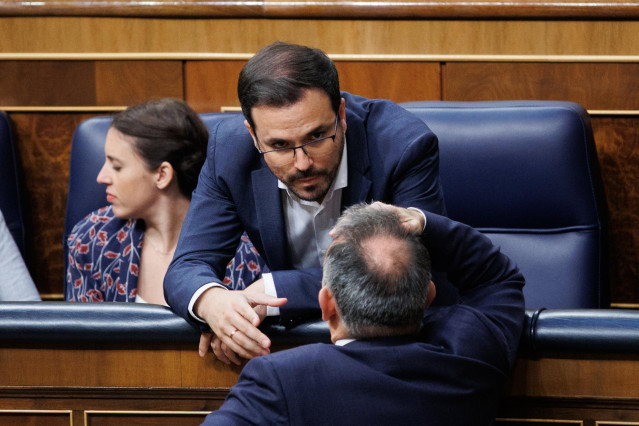 El ministro de Consumo, Alberto Garzón, conversa en una sesión plenaria, en el Congreso de los Diputados, a 23 de junio de 2022, en Madrid (España).
