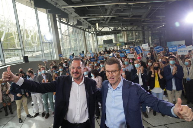 Archivo - El presidente del Partido Popular, Alberto Núñez Feijóo, y el presidente del PP del País Vasco, Carlos Iturgaiz, saludan a unos simpatizantes a la llegada a un acto en el Palacio Euskalduna, a 24 de marzo de 2022, en Bilbao, País Vasco (España).