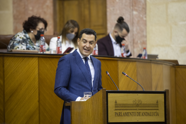 Archivo - El presidente de la Junta de Andalucía, Juanma Moreno, durante su intervención en la segunda y última jornada del Debate sobre el Estado de la Comunidad en el Parlamento de Andalucía. A 28 de octubre del 2020, en Sevilla (Andalucía, España).