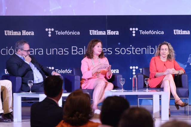 La presidenta del Govern, Francina Armengol, participa en la mesa redonda 'Digitalización para unas Baleares sostenibles'.