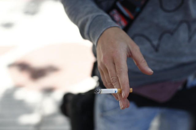 Archivo - Mujer fumando un cigarro.
