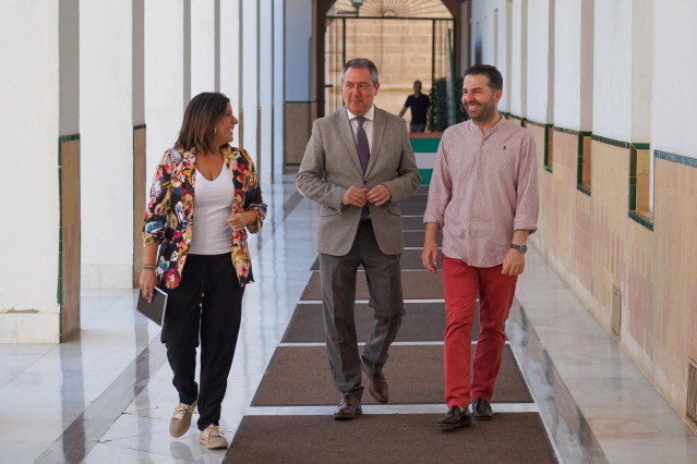 El secretario general del PSOE de Andalucía, Juan Espadas, este miércoles con los parlamentarios Ángeles Férriz (vicesecretaria general)  y Noel López (secretario de Organización), antes de atender a los medios.