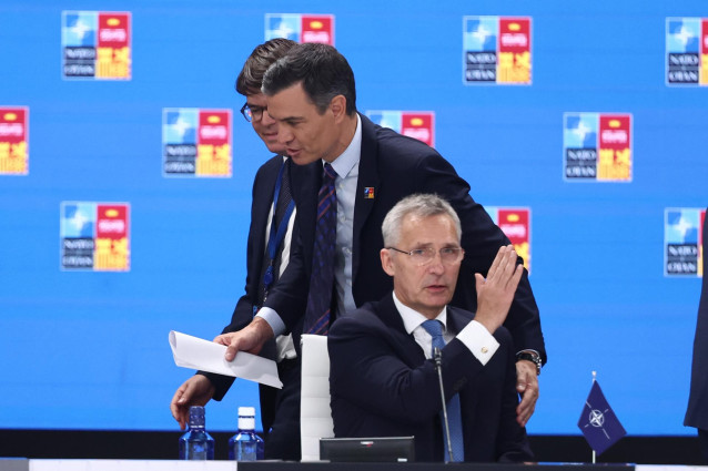 El presidente del Gobierno, Pedro Sánchez (i), pasa por detrás del secretario general de la OTAN, Jens Stoltenberg (d), durante la primera jornada de la Cumbre de la OTAN 2022 en el Recinto Ferial IFEMA MADRID, a 29 de junio de 2022, en Madrid (España).