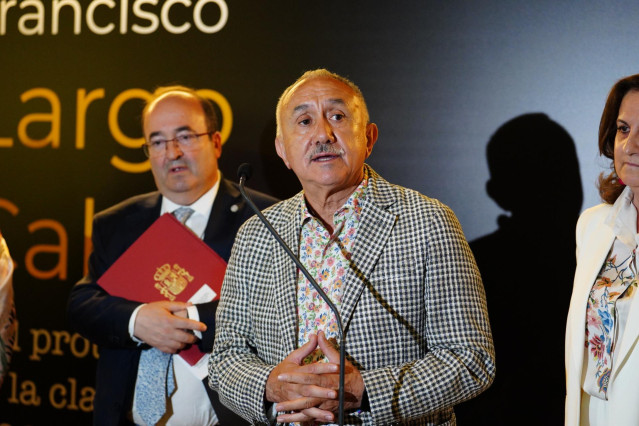 El ministro de Cultura y Deporte, Miguel Iceta (i), y el secretario general de UGT, Pepe Álvarez (d), intervienen durante su visita a la exposición 'Largo Caballero y el protagonismo de la clase trabajadora (1869-1946)', en el Centro Documental de la Memo