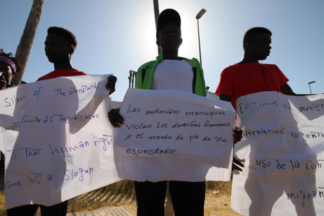 Un grupo de migrantes de origen subsahariano con carteles, durante una concentración en las inmediaciones del CETI para protestar por los hechos ocurridos el pasado 24 de junio en Melilla, a 27 de junio de 2022, en Melilla (España).